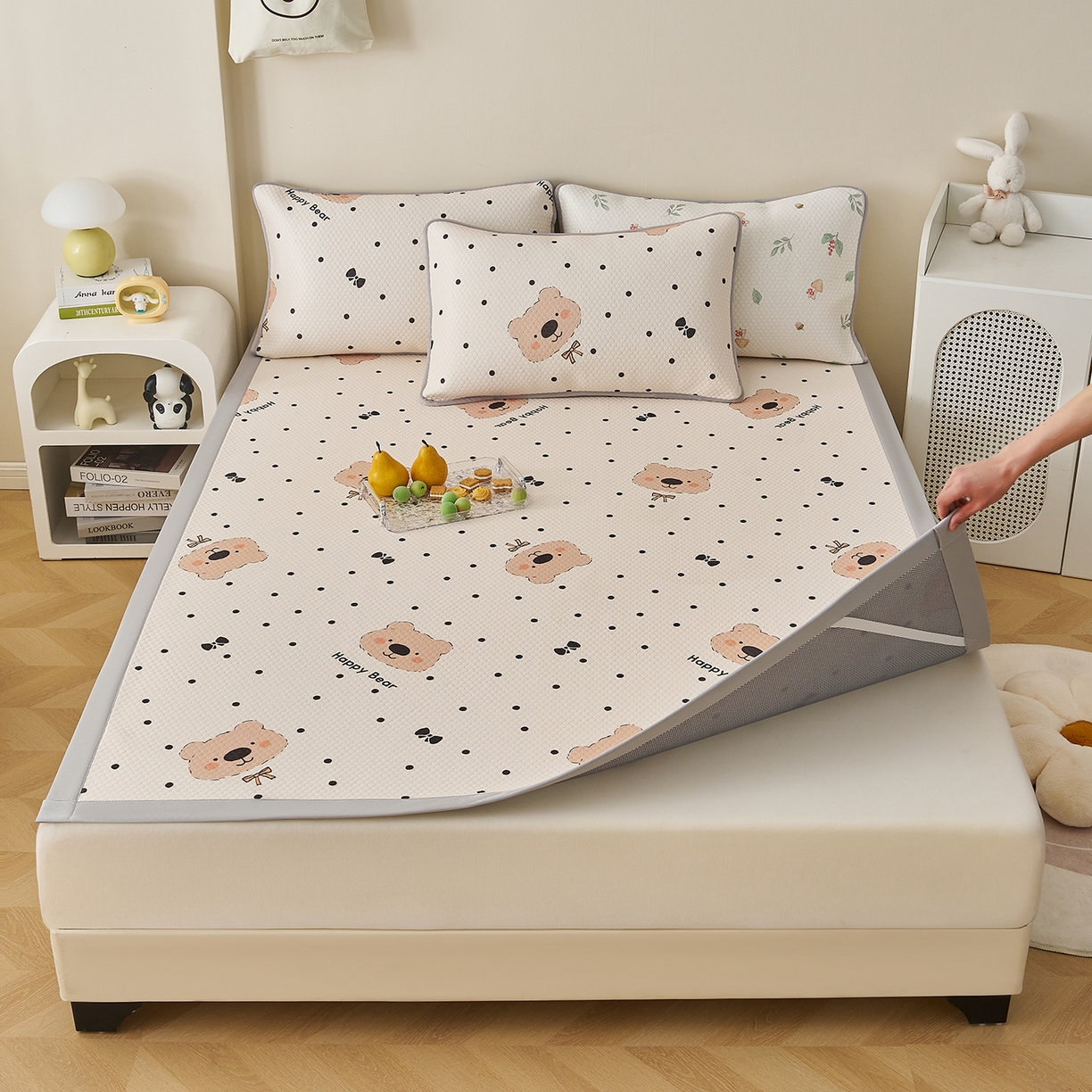 91家纺网 家纺一手货源 找家纺 奇丝雅 2026新款A类印花冰豆豆凉席三明治透气网冰丝凉席家用双人冰丝席床单可机洗大床图 大床款-抱抱熊