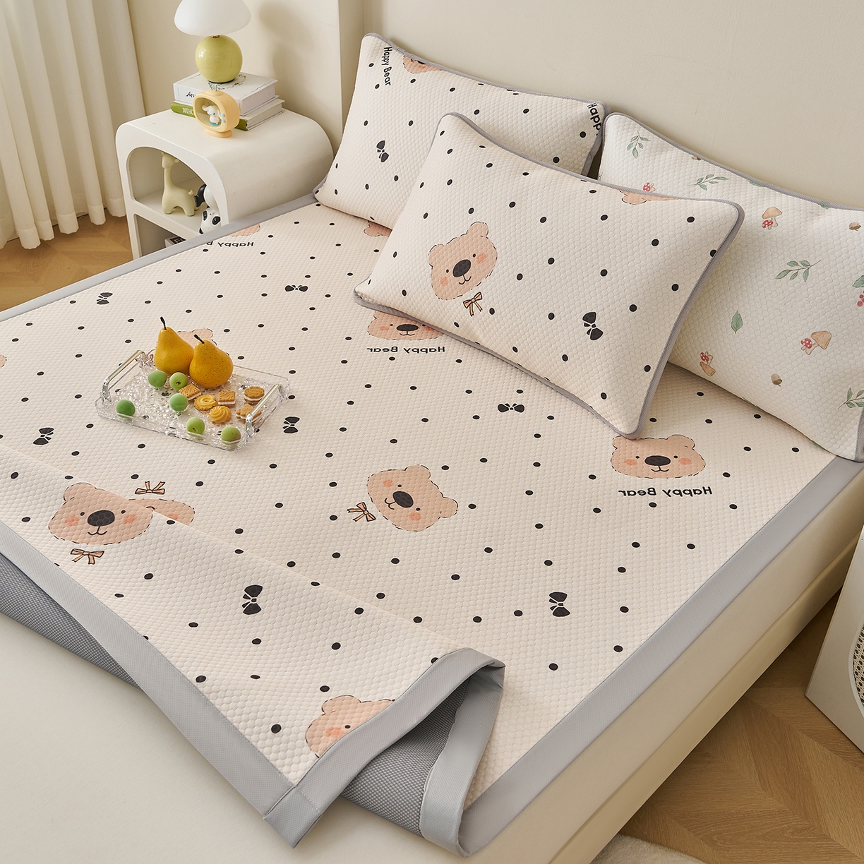 91家纺网 家纺一手货源 找家纺 奇丝雅 2026新款A类印花冰豆豆凉席三明治透气网冰丝凉席家用双人冰丝席床单可机洗大床图 大床款-抱抱熊