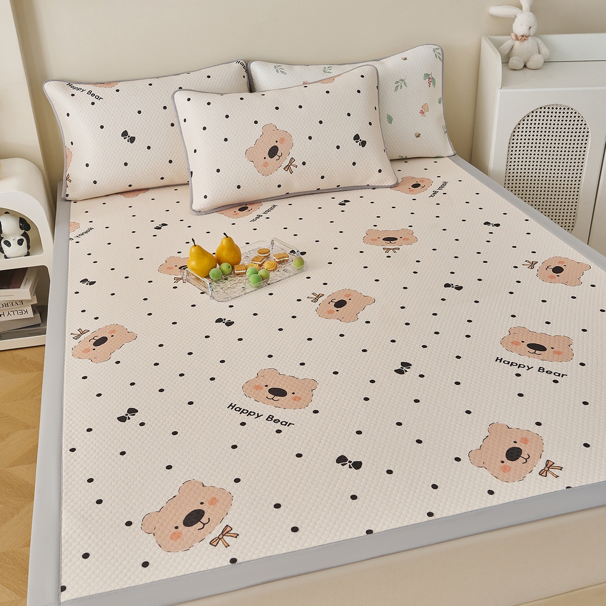 91家纺网 家纺一手货源 找家纺 奇丝雅 2026新款A类印花冰豆豆凉席三明治透气网冰丝凉席家用双人冰丝席床单可机洗大床图 大床款-抱抱熊