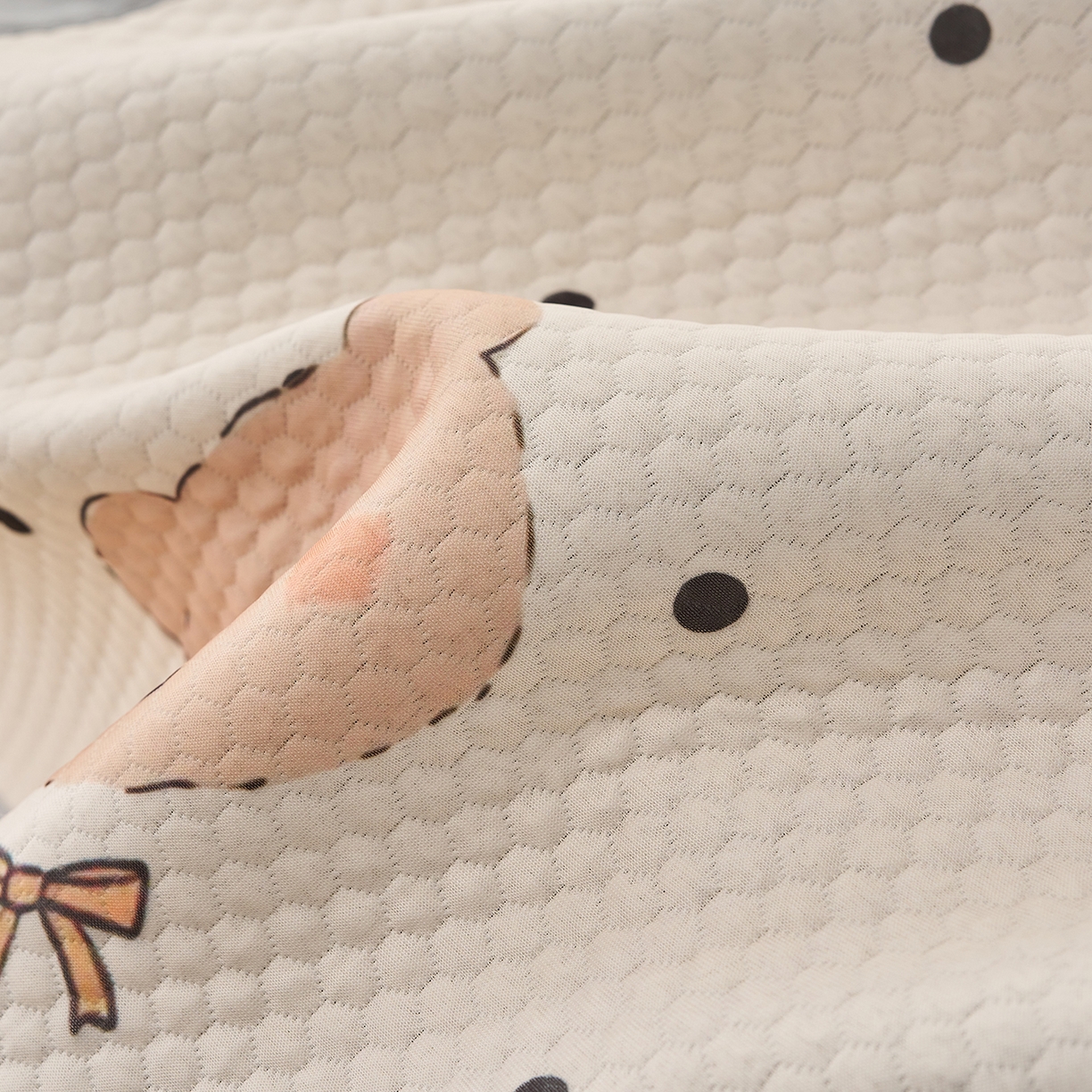 91家纺网 家纺一手货源 找家纺 奇丝雅 2026新款A类印花冰豆豆凉席三明治透气网冰丝凉席家用双人冰丝席床单可机洗大床图 大床款-抱抱熊