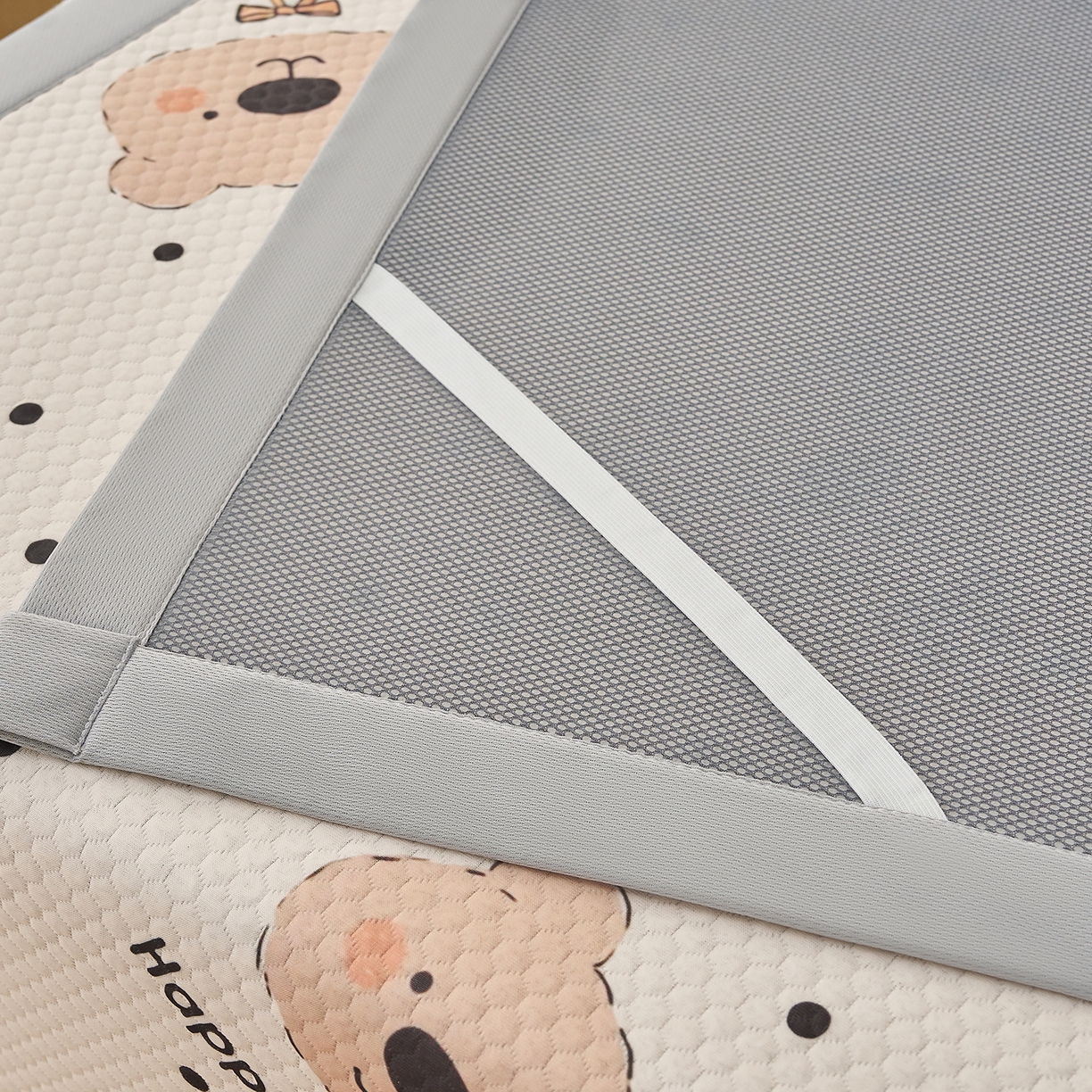 91家纺网 家纺一手货源 找家纺 奇丝雅 2026新款A类印花冰豆豆凉席三明治透气网冰丝凉席家用双人冰丝席床单可机洗大床图 大床款-抱抱熊