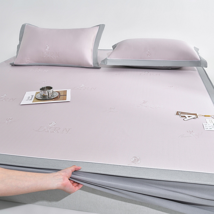 91家纺网 家纺一手货源 找家纺 （总）小牛席业 2026新款【实拍风格】双PE高凉感-迪恩玫瑰提花冰丝席（床笠款）凉席竹席藤席冰藤席乳胶席豆豆席