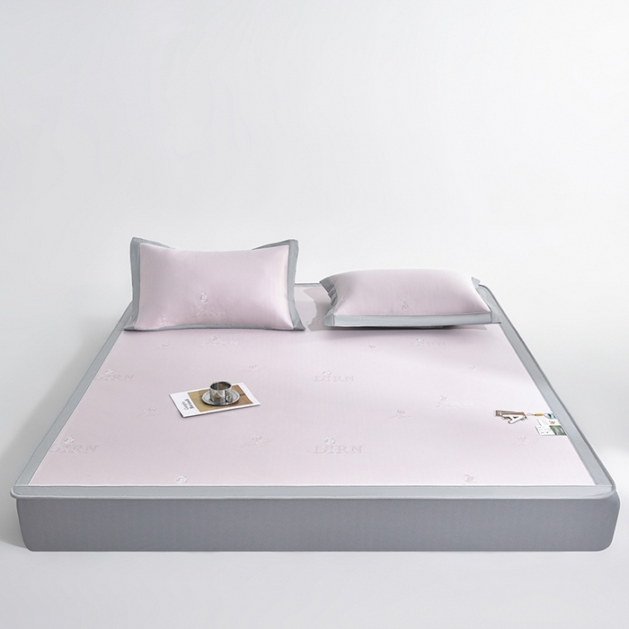 91家纺网 家纺一手货源 找家纺 小牛席业 2026新款【实拍风格】双PE高凉感-迪恩玫瑰提花冰丝席（床笠款）凉席竹席藤席冰藤席乳胶席豆豆席 粉色