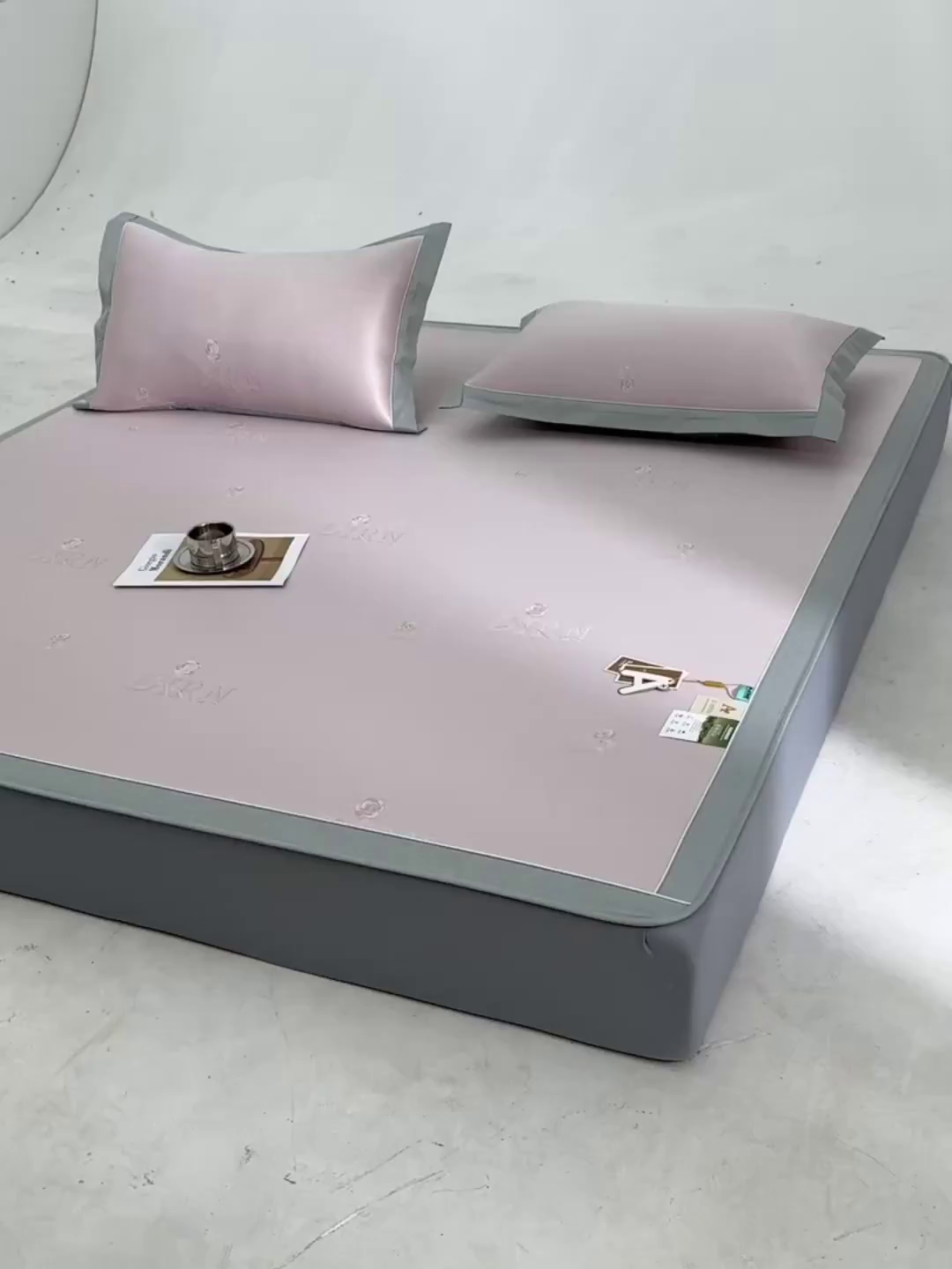 91家纺网 家纺一手货源 找家纺 小牛席业 2026新款【实拍风格】双PE高凉感-迪恩玫瑰提花冰丝席（床笠款）凉席竹席藤席冰藤席乳胶席豆豆席 粉色