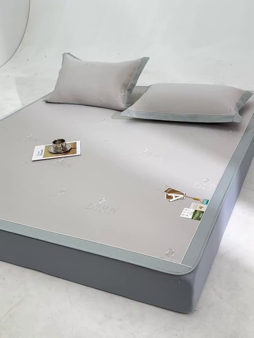 91家纺网 家纺一手货源 找家纺 小牛席业 2026新款【实拍风格】双PE高凉感-迪恩玫瑰提花冰丝席（床笠款）凉席竹席藤席冰藤席乳胶席豆豆席 香槟