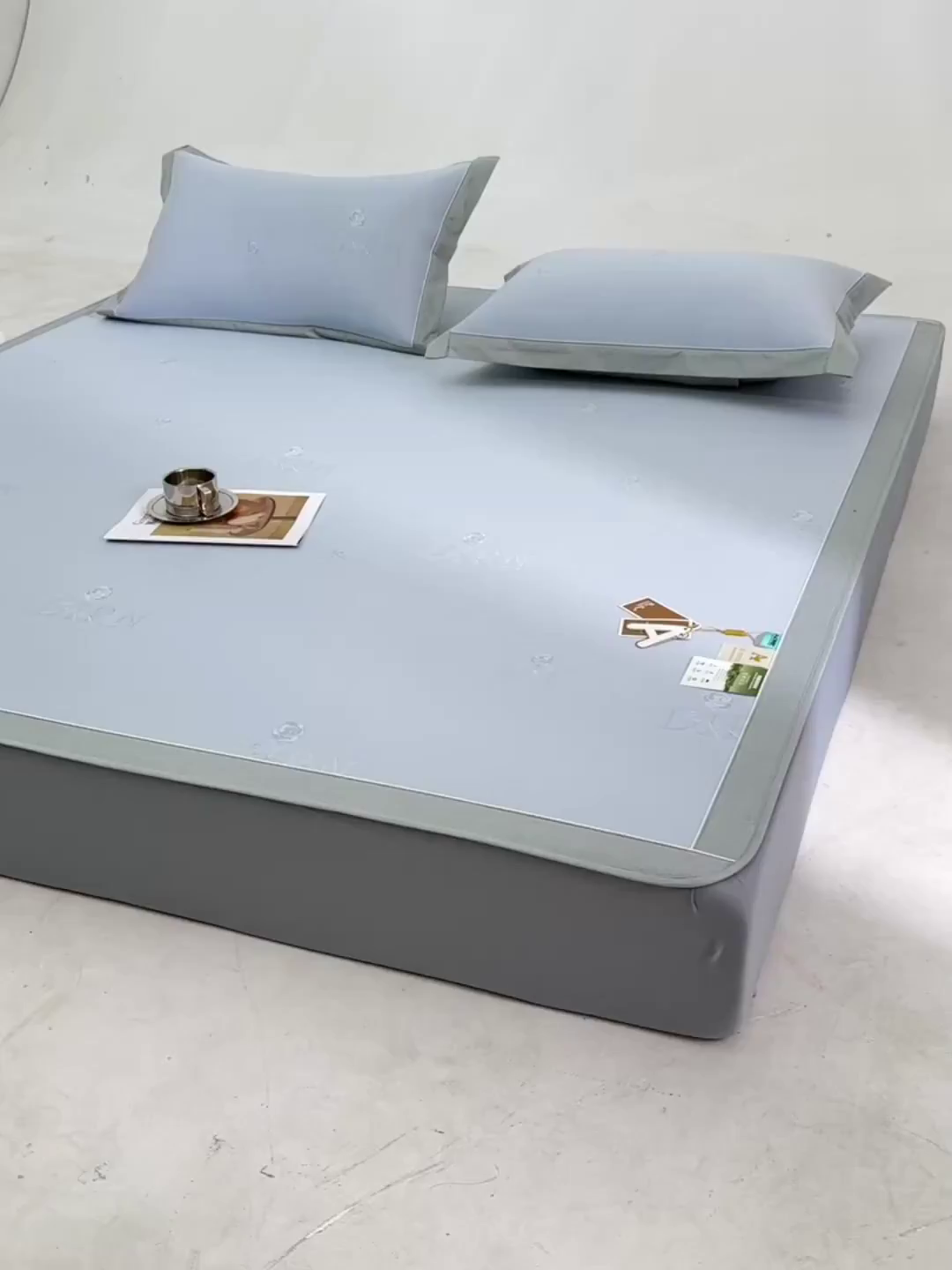 91家纺网 家纺一手货源 找家纺 小牛席业 2026新款【实拍风格】双PE高凉感-迪恩玫瑰提花冰丝席（床笠款）凉席竹席藤席冰藤席乳胶席豆豆席 蓝色