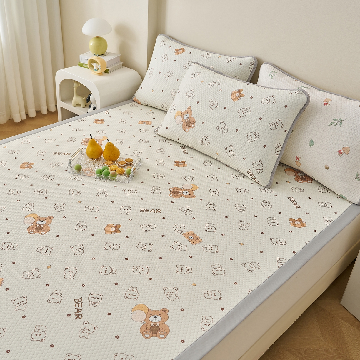 91家纺网 家纺一手货源 找家纺 奇丝雅 2026新款A类印花冰豆豆凉席三明治透气网冰丝凉席家用双人冰丝席床单可机洗大床图 大床款-饼干熊