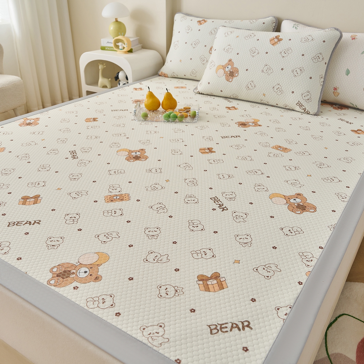 91家纺网 家纺一手货源 找家纺 奇丝雅 2026新款A类印花冰豆豆凉席三明治透气网冰丝凉席家用双人冰丝席床单可机洗大床图 大床款-饼干熊