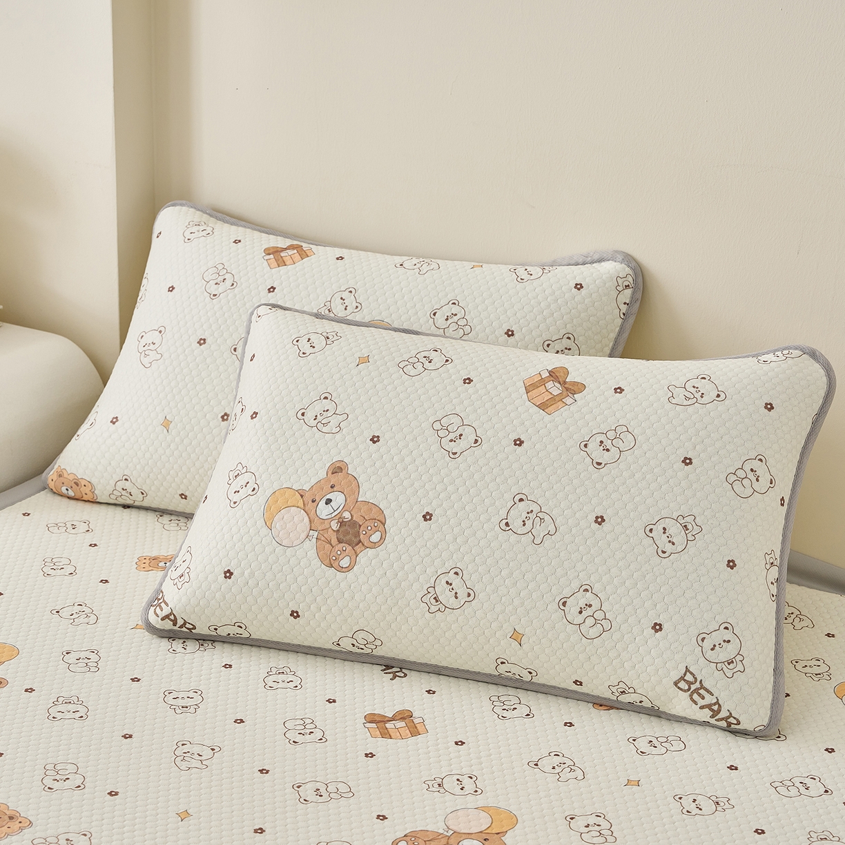 91家纺网 家纺一手货源 找家纺 奇丝雅 2026新款A类印花冰豆豆凉席三明治透气网冰丝凉席家用双人冰丝席床单可机洗大床图 大床款-饼干熊