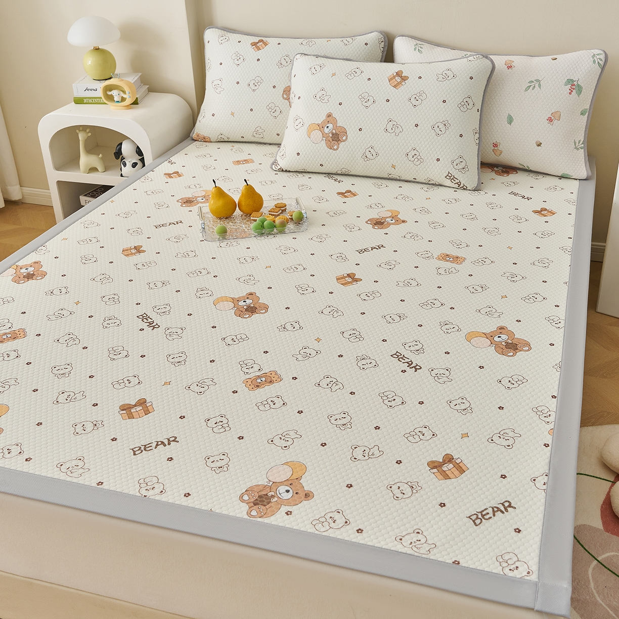 91家纺网 家纺一手货源 找家纺 奇丝雅 2026新款A类印花冰豆豆凉席三明治透气网冰丝凉席家用双人冰丝席床单可机洗大床图 大床款-饼干熊