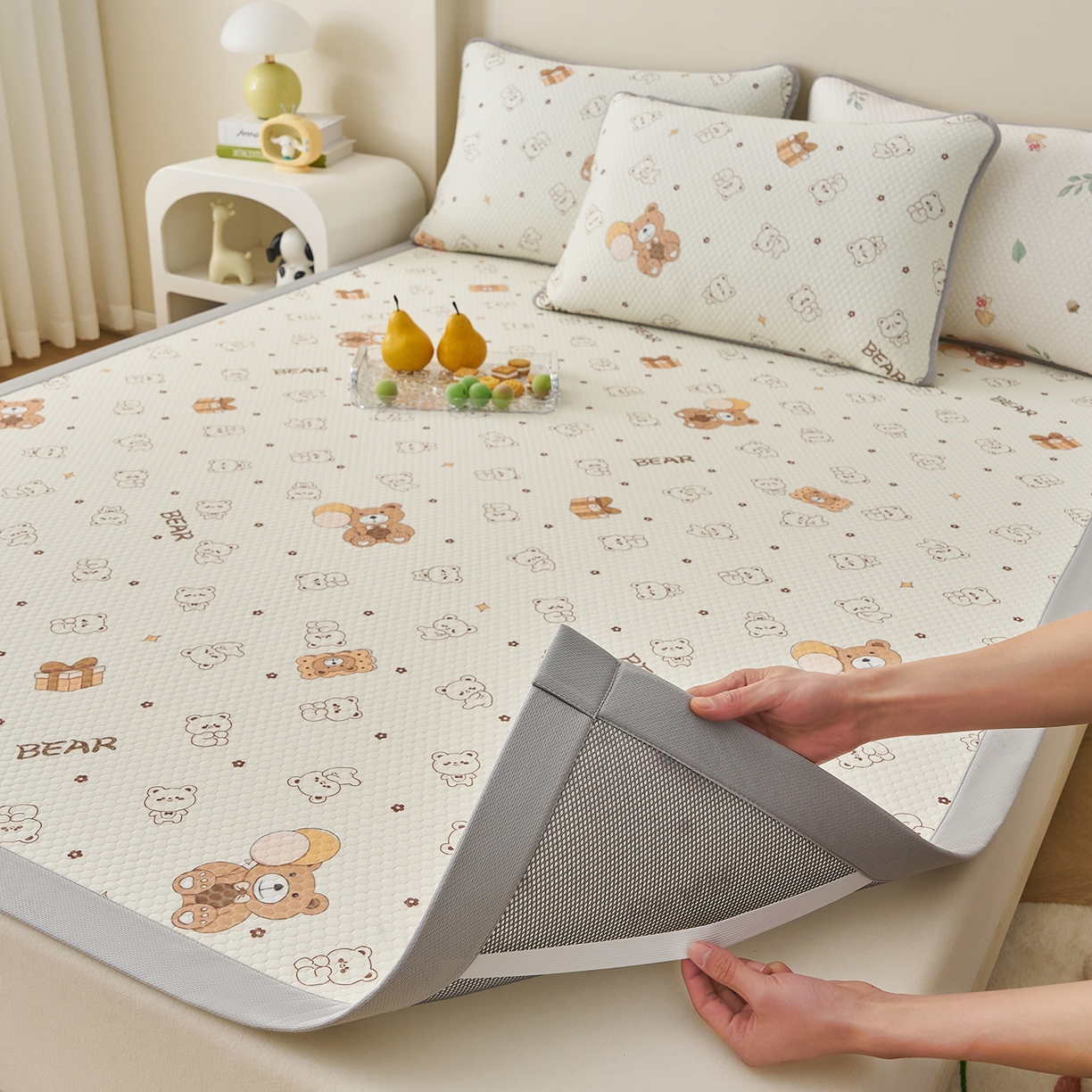 91家纺网 家纺一手货源 找家纺 奇丝雅 2026新款A类印花冰豆豆凉席三明治透气网冰丝凉席家用双人冰丝席床单可机洗大床图 大床款-饼干熊