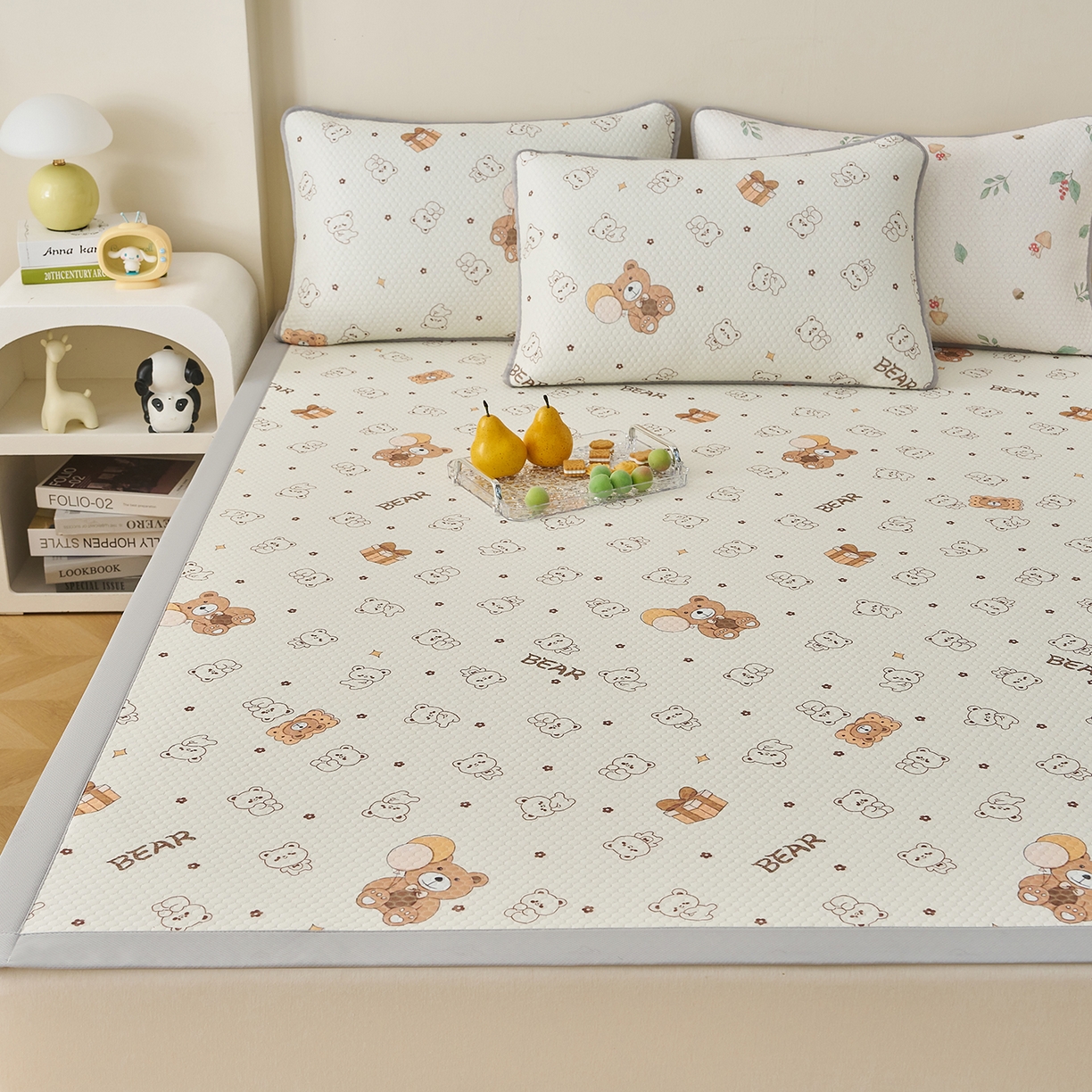 91家纺网 家纺一手货源 找家纺 奇丝雅 2026新款A类印花冰豆豆凉席三明治透气网冰丝凉席家用双人冰丝席床单可机洗大床图 大床款-饼干熊