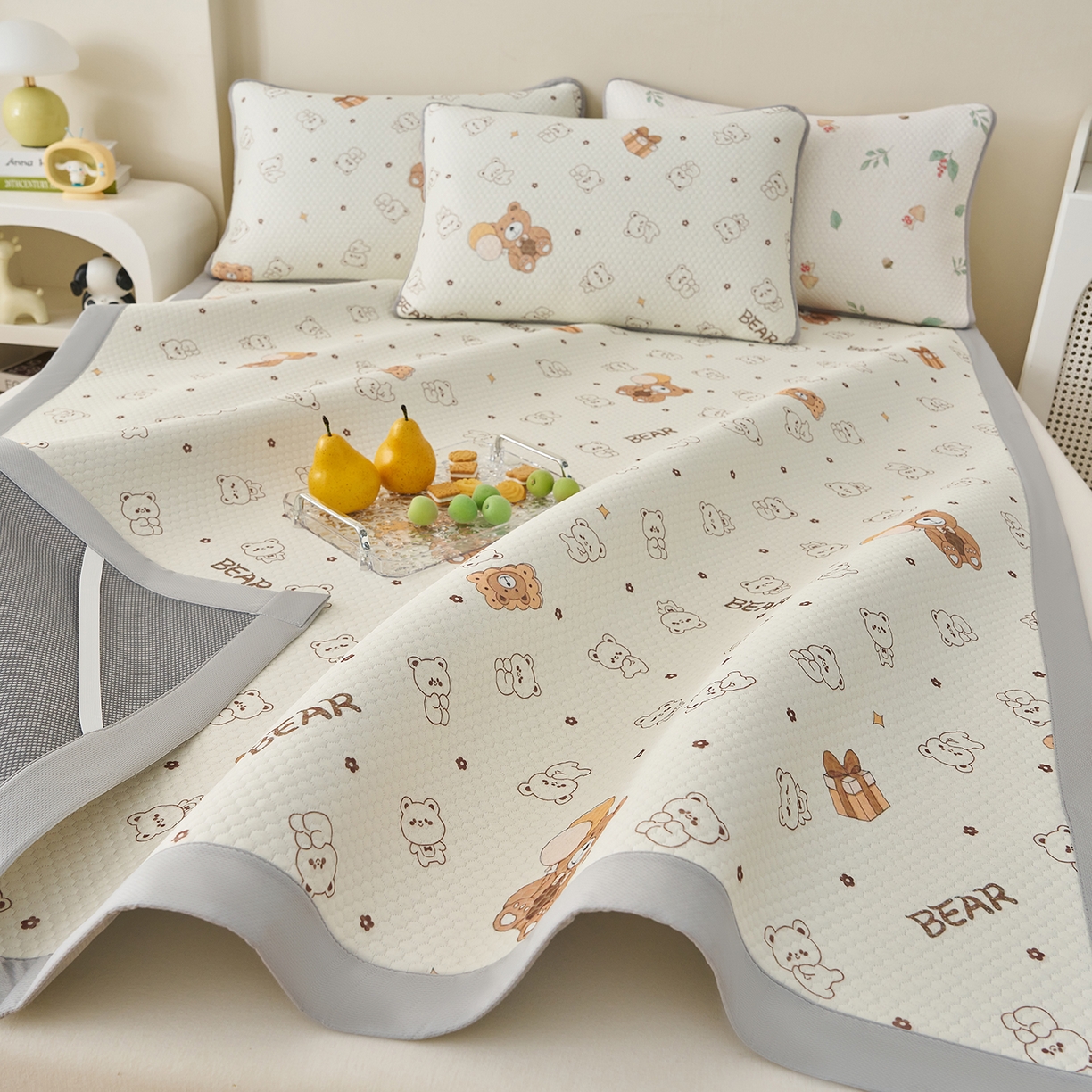 91家纺网 家纺一手货源 找家纺 奇丝雅 2026新款A类印花冰豆豆凉席三明治透气网冰丝凉席家用双人冰丝席床单可机洗大床图 大床款-饼干熊