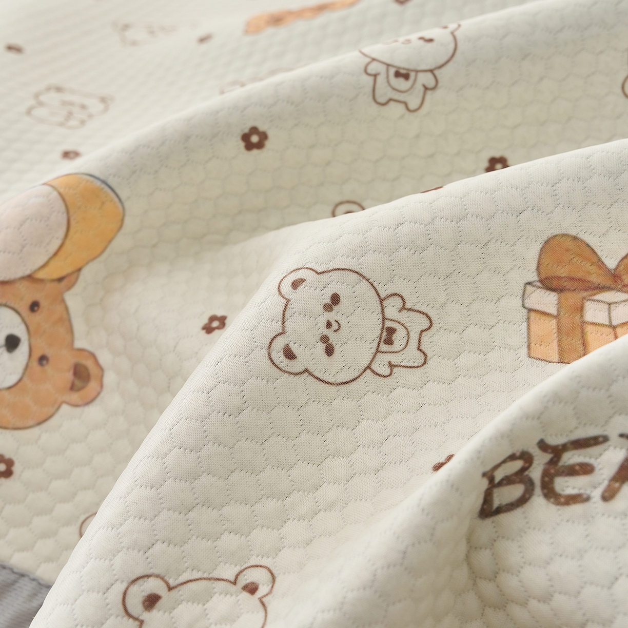 91家纺网 家纺一手货源 找家纺 奇丝雅 2026新款A类印花冰豆豆凉席三明治透气网冰丝凉席家用双人冰丝席床单可机洗大床图 大床款-饼干熊