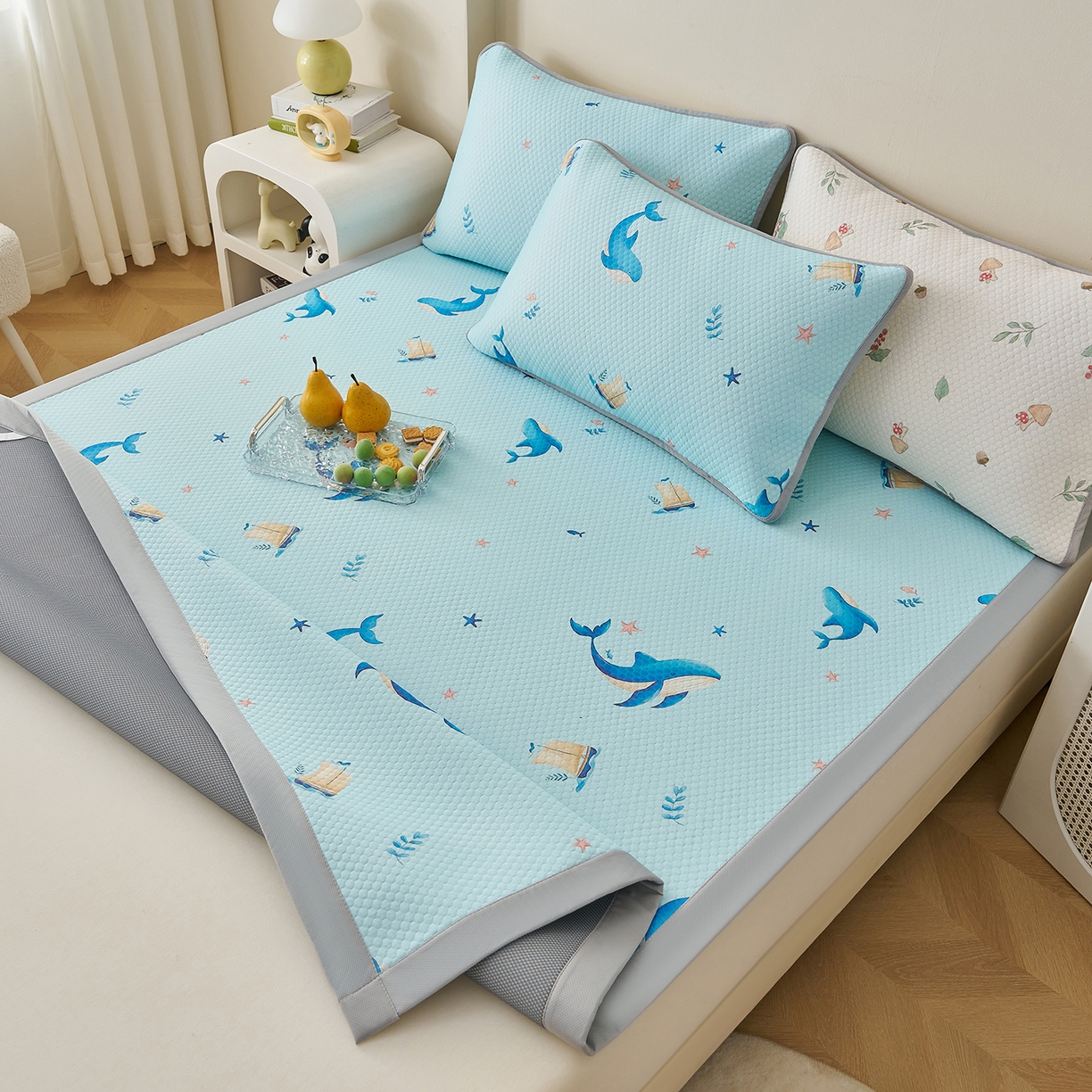 91家纺网 家纺一手货源 找家纺 奇丝雅 2026新款A类印花冰豆豆凉席三明治透气网冰丝凉席家用双人冰丝席床单可机洗大床图 大床款-海洋世界