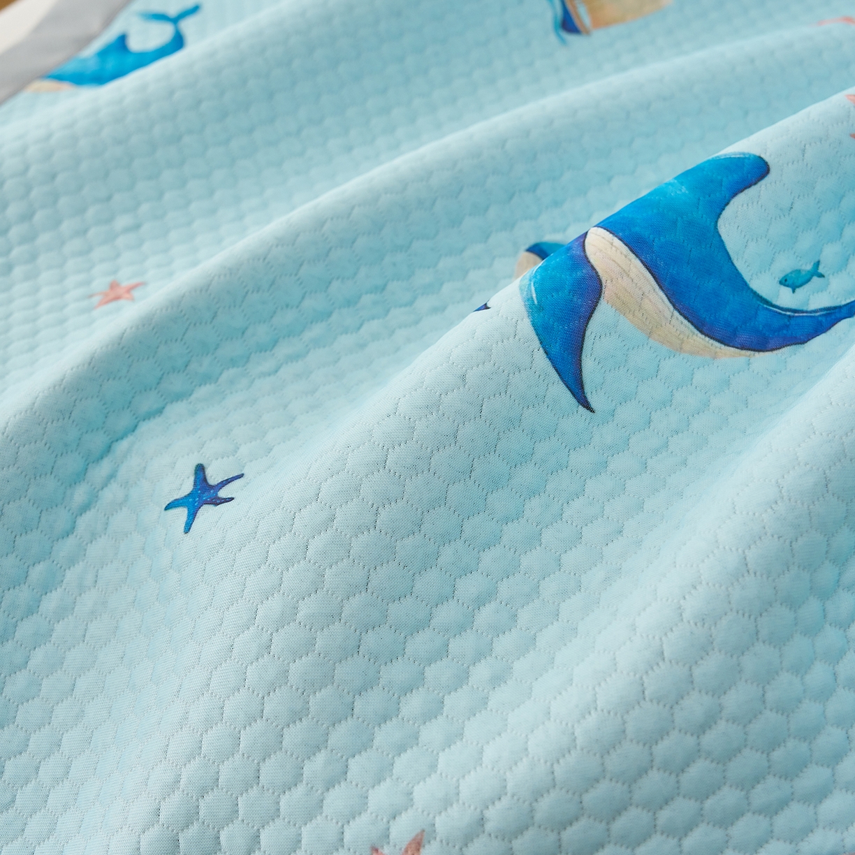 91家纺网 家纺一手货源 找家纺 奇丝雅 2026新款A类印花冰豆豆凉席三明治透气网冰丝凉席家用双人冰丝席床单可机洗大床图 大床款-海洋世界