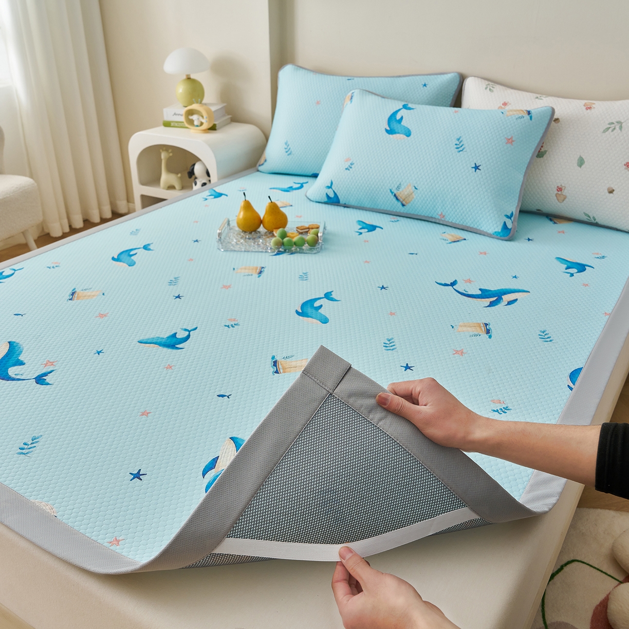 91家纺网 家纺一手货源 找家纺 奇丝雅 2026新款A类印花冰豆豆凉席三明治透气网冰丝凉席家用双人冰丝席床单可机洗大床图 大床款-海洋世界