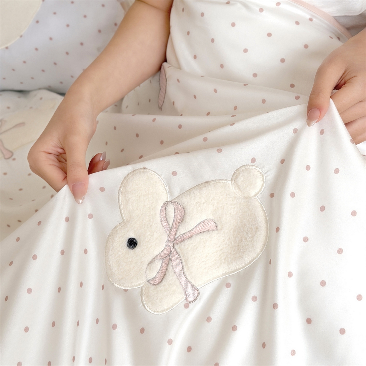 91家纺网 家纺一手货源 找家纺 （总）鹿班家居 2026新款60S兰精天丝贴布绣四件套-奶油甜兔【标准会员-20元】