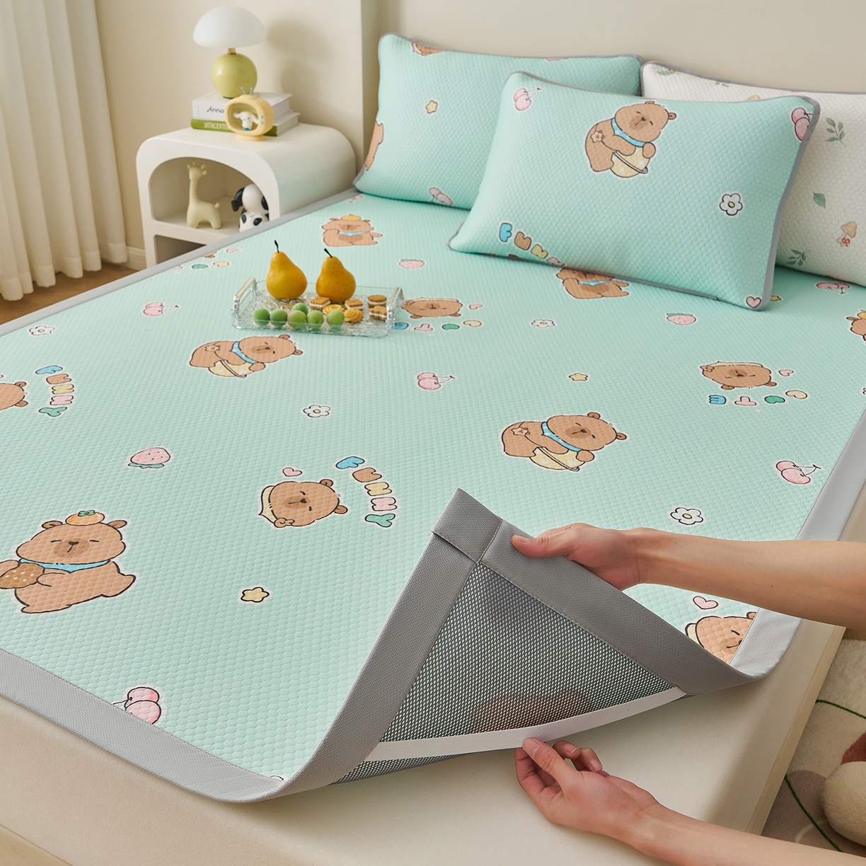 91家纺网 家纺一手货源 找家纺 奇丝雅 2026新款A类印花冰豆豆凉席三明治透气网冰丝凉席家用双人冰丝席床单可机洗大床图 大床款-卡皮巴拉