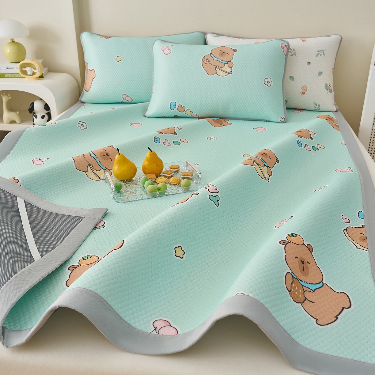 91家纺网 家纺一手货源 找家纺 奇丝雅 2026新款A类印花冰豆豆凉席三明治透气网冰丝凉席家用双人冰丝席床单可机洗大床图 大床款-卡皮巴拉