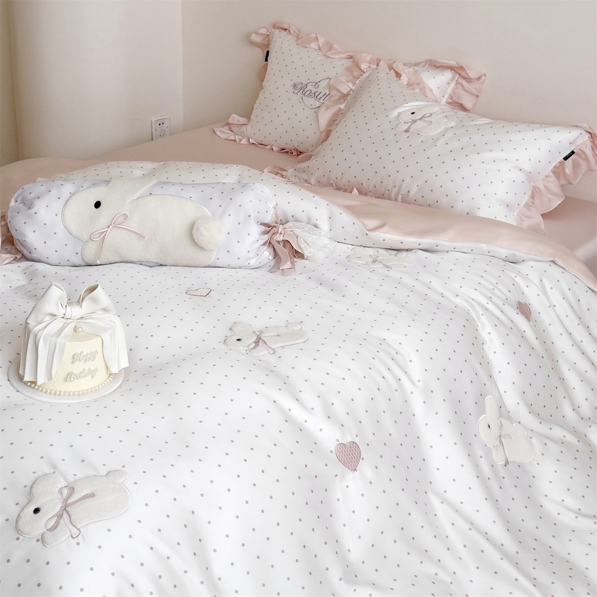 91家纺网 家纺一手货源 找家纺 鹿班家居 2026新款60S兰精天丝贴布绣四件套-奶油甜兔【标准会员-20元】 奶油甜兔-粉波点