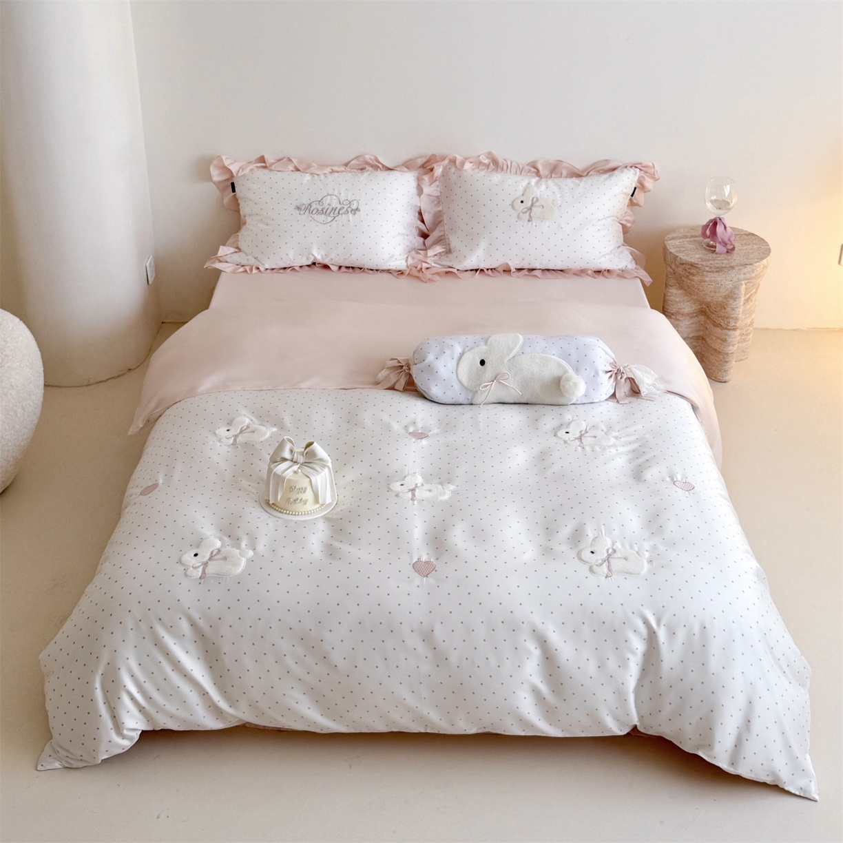 91家纺网 家纺一手货源 找家纺 鹿班家居 2026新款60S兰精天丝贴布绣四件套-奶油甜兔【标准会员-20元】 奶油甜兔-粉波点