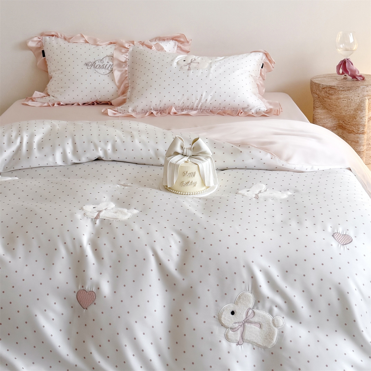 91家纺网 家纺一手货源 找家纺 鹿班家居 2026新款60S兰精天丝贴布绣四件套-奶油甜兔【标准会员-20元】 奶油甜兔-粉波点