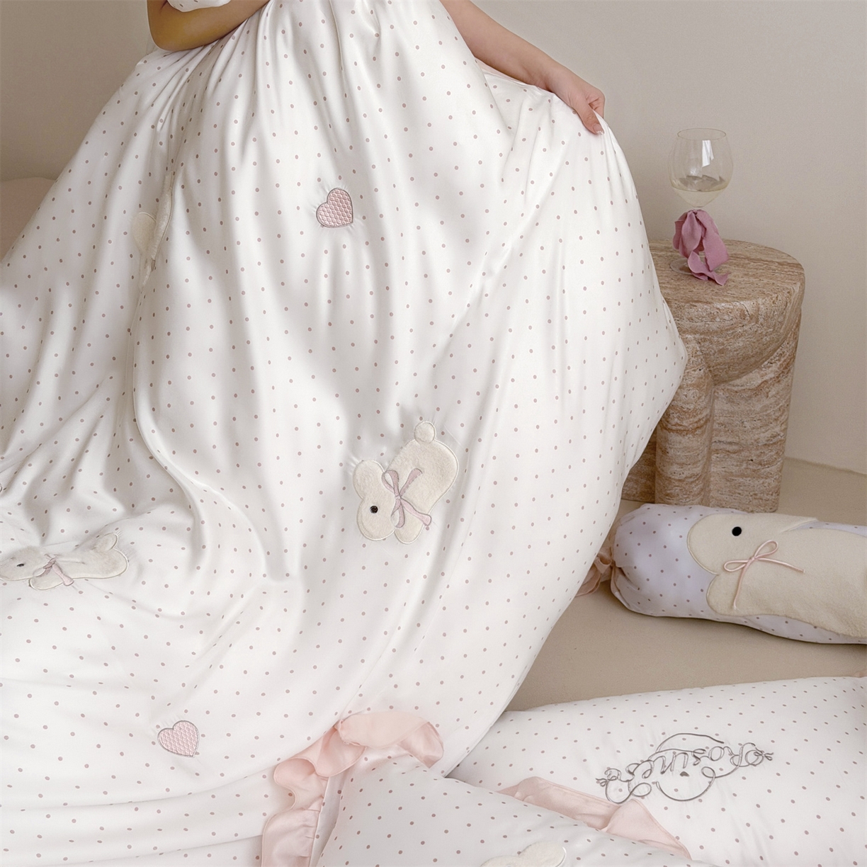 91家纺网 家纺一手货源 找家纺 鹿班家居 2026新款60S兰精天丝贴布绣四件套-奶油甜兔【标准会员-20元】 奶油甜兔-粉波点