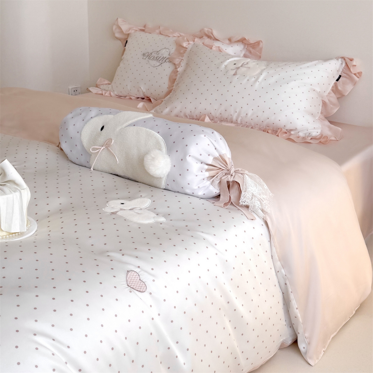 91家纺网 家纺一手货源 找家纺 鹿班家居 2026新款60S兰精天丝贴布绣四件套-奶油甜兔【标准会员-20元】 奶油甜兔-粉波点