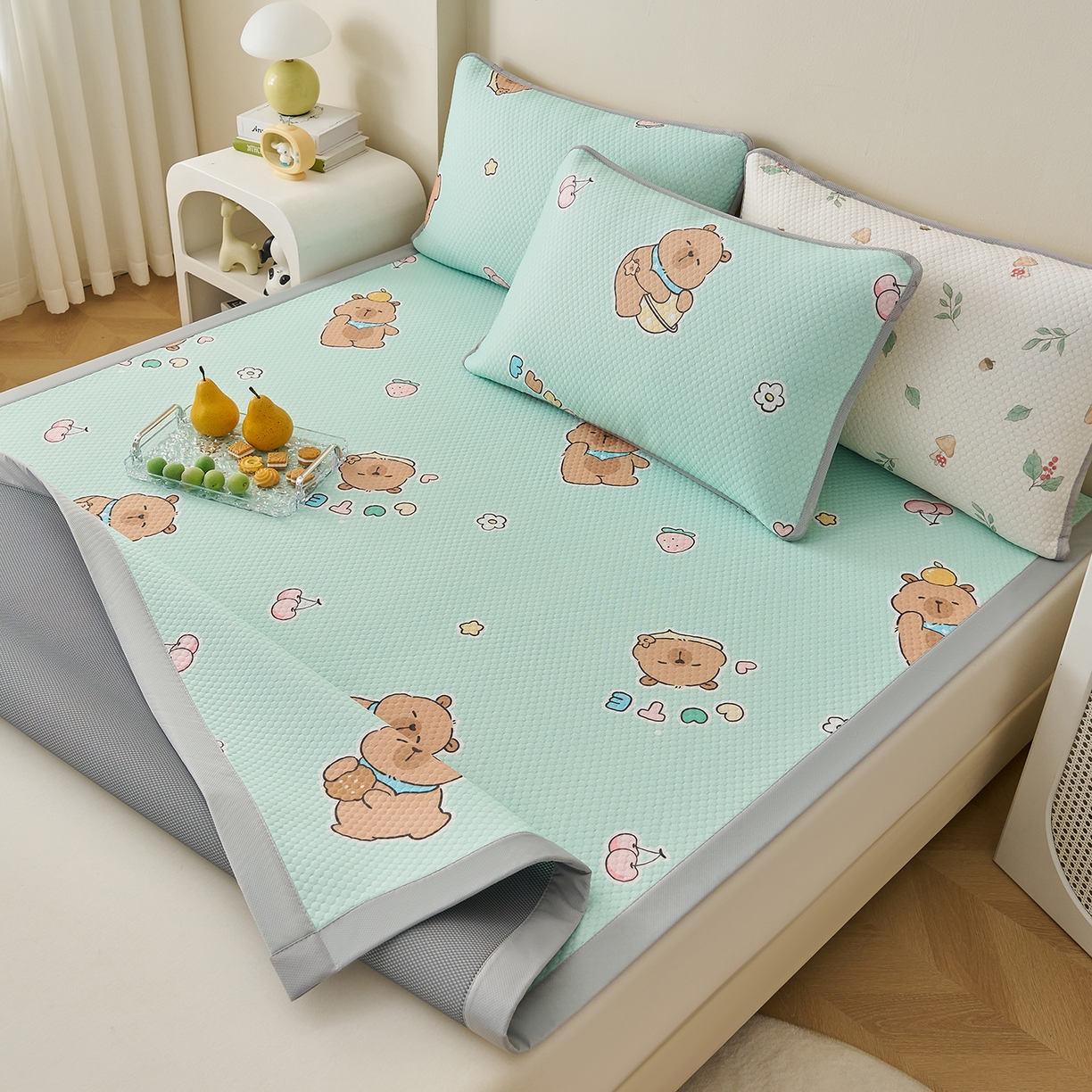 91家纺网 家纺一手货源 找家纺 奇丝雅 2026新款A类印花冰豆豆凉席三明治透气网冰丝凉席家用双人冰丝席床单可机洗大床图 大床款-卡皮巴拉