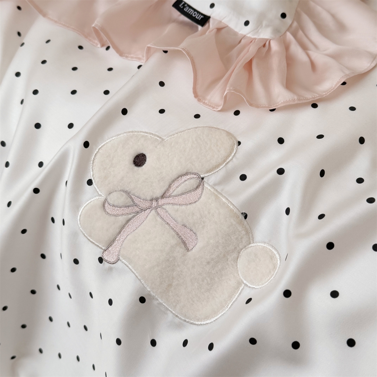 91家纺网 家纺一手货源 找家纺 鹿班家居 2026新款60S兰精天丝贴布绣四件套-奶油甜兔【标准会员-20元】 奶油甜兔-黑波点