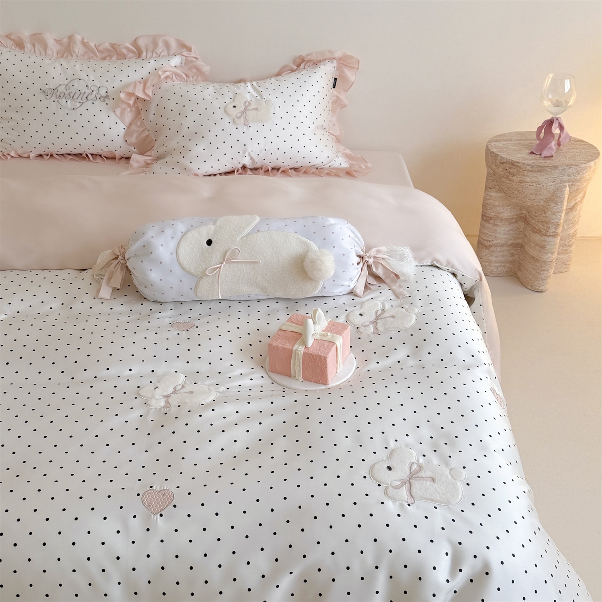 91家纺网 家纺一手货源 找家纺 鹿班家居 2026新款60S兰精天丝贴布绣四件套-奶油甜兔【标准会员-20元】 奶油甜兔-黑波点