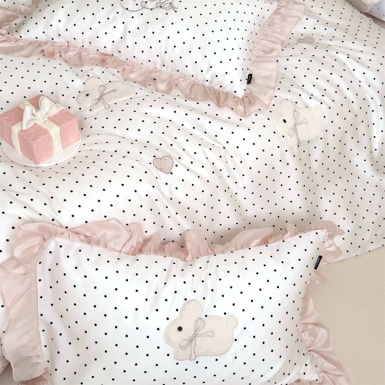 91家纺网 家纺一手货源 找家纺 鹿班家居 2026新款60S兰精天丝贴布绣四件套-奶油甜兔【标准会员-20元】 奶油甜兔-黑波点