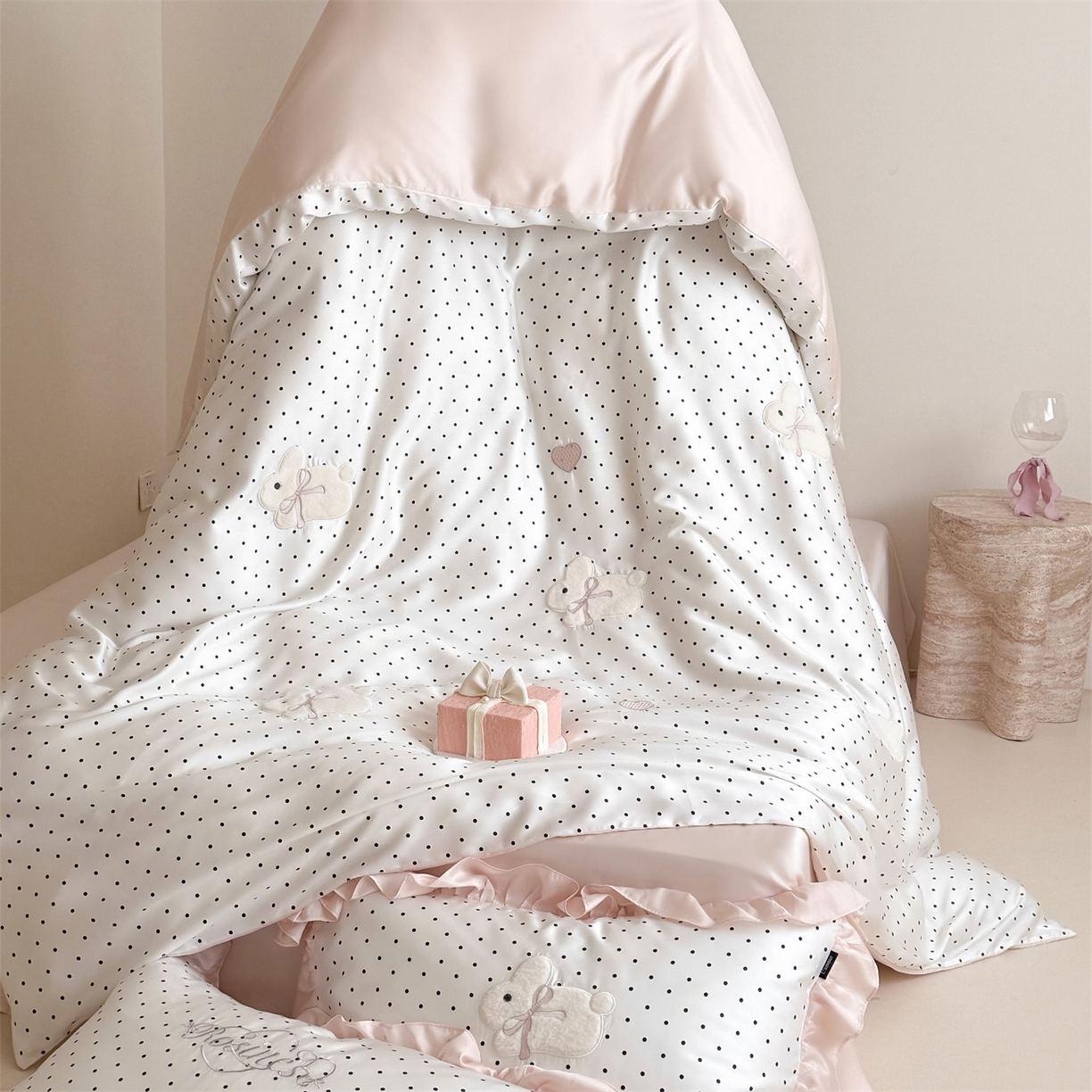 91家纺网 家纺一手货源 找家纺 鹿班家居 2026新款60S兰精天丝贴布绣四件套-奶油甜兔【标准会员-20元】 奶油甜兔-黑波点