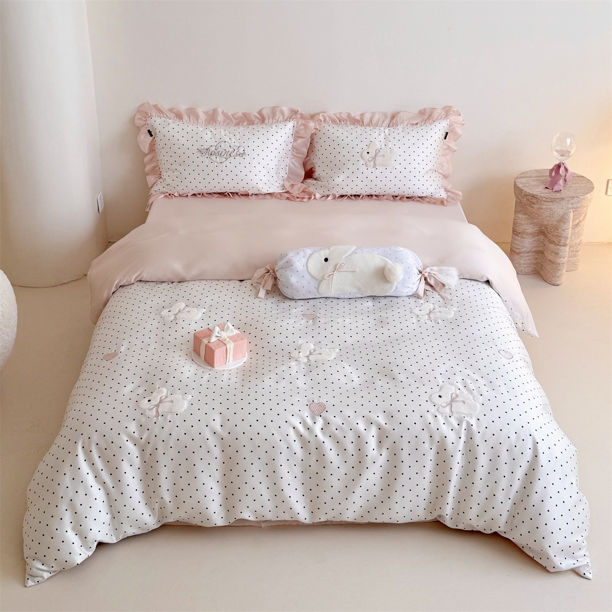 91家纺网 家纺一手货源 找家纺 鹿班家居 2026新款60S兰精天丝贴布绣四件套-奶油甜兔【标准会员-20元】 奶油甜兔-黑波点