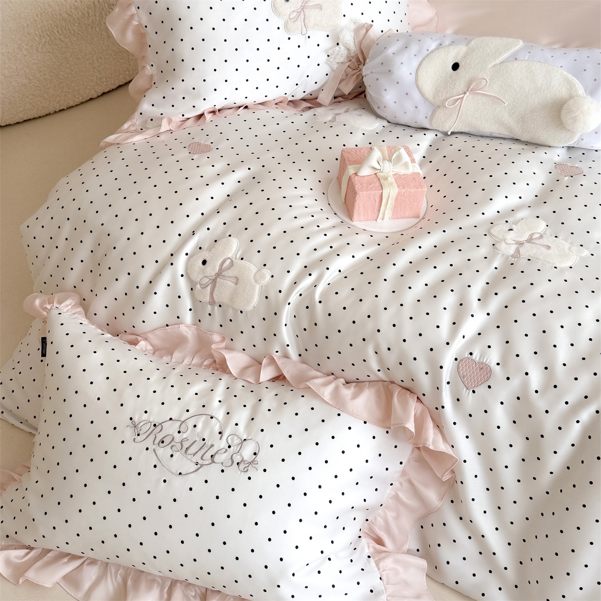 91家纺网 家纺一手货源 找家纺 鹿班家居 2026新款60S兰精天丝贴布绣四件套-奶油甜兔【标准会员-20元】 奶油甜兔-黑波点