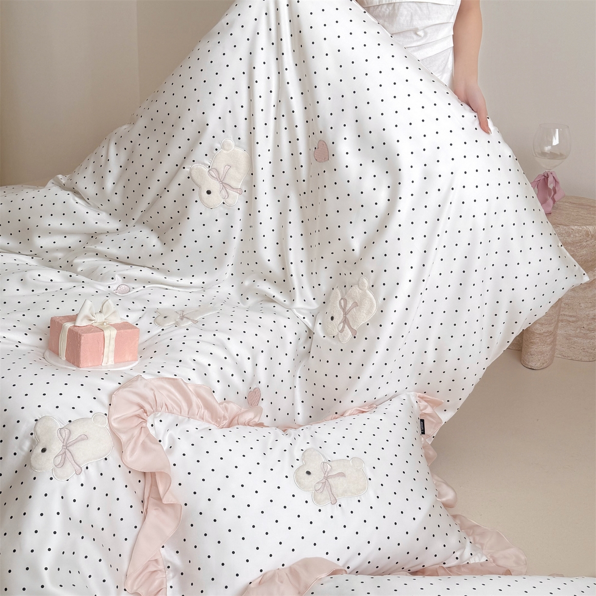 91家纺网 家纺一手货源 找家纺 鹿班家居 2026新款60S兰精天丝贴布绣四件套-奶油甜兔【标准会员-20元】 奶油甜兔-黑波点