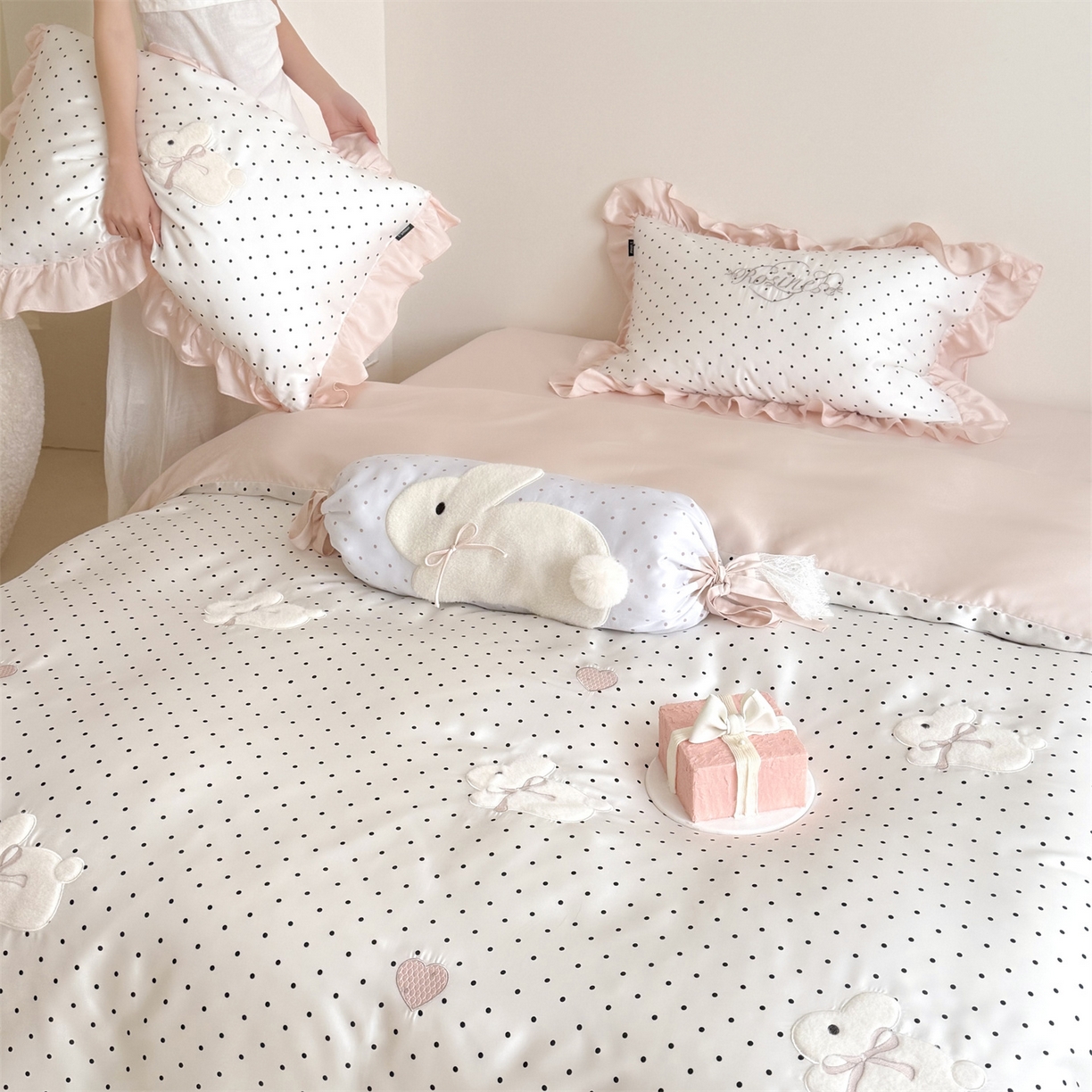 91家纺网 家纺一手货源 找家纺 鹿班家居 2026新款60S兰精天丝贴布绣四件套-奶油甜兔【标准会员-20元】 奶油甜兔-黑波点