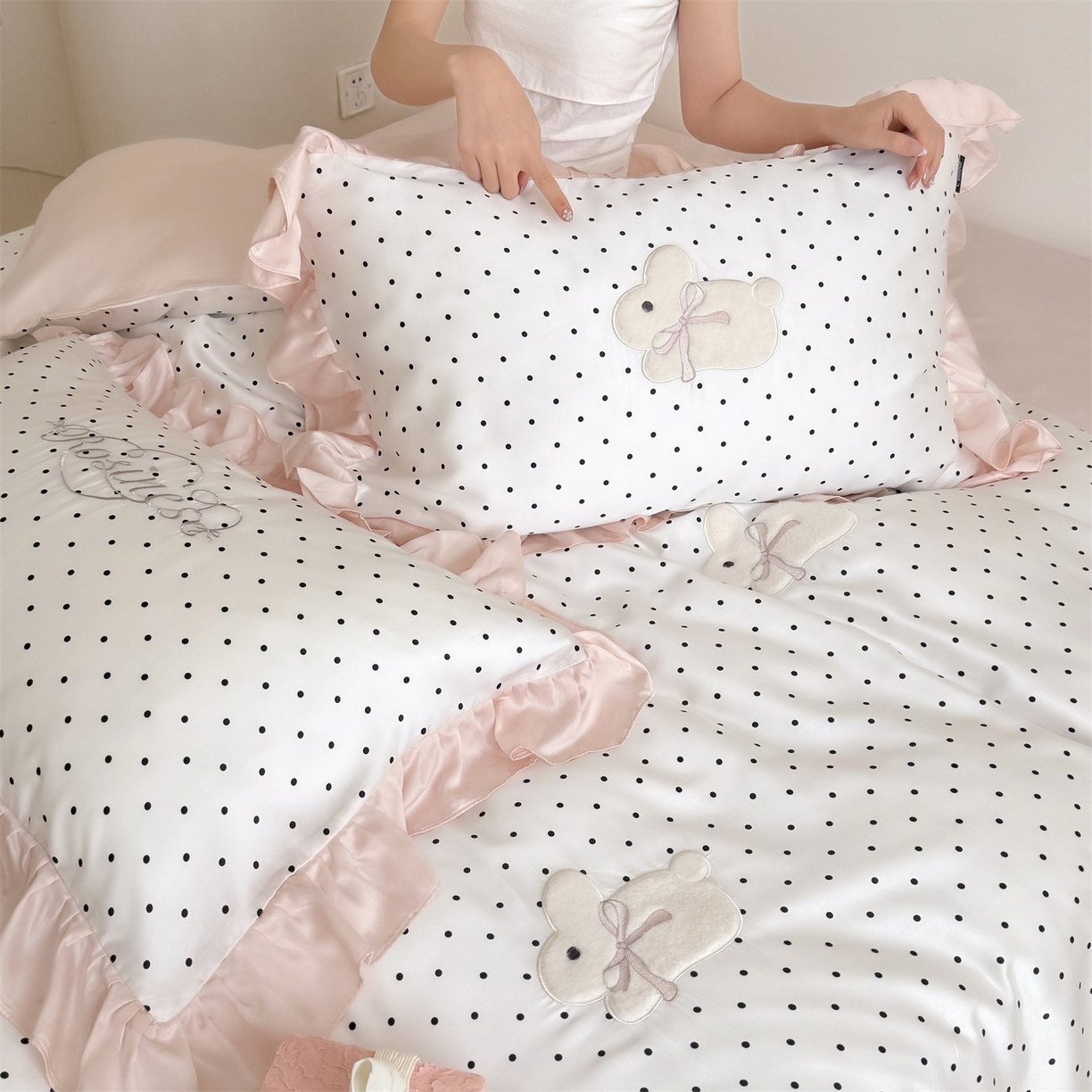 91家纺网 家纺一手货源 找家纺 鹿班家居 2026新款60S兰精天丝贴布绣四件套-奶油甜兔【标准会员-20元】 奶油甜兔-黑波点