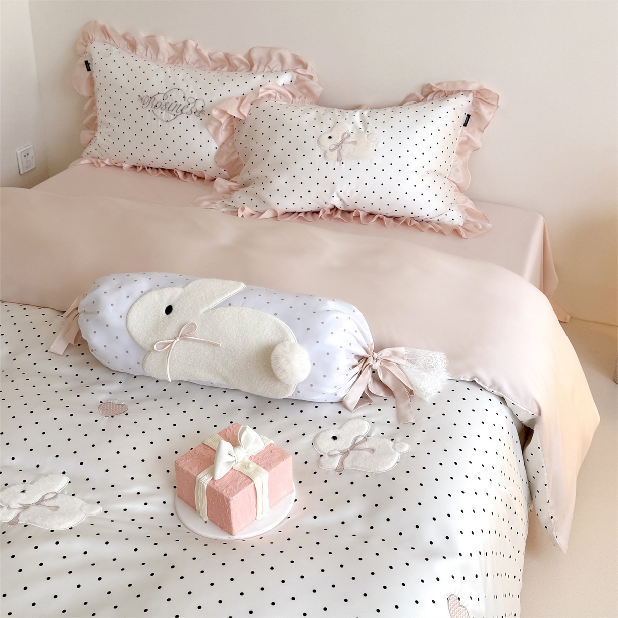 91家纺网 家纺一手货源 找家纺 鹿班家居 2026新款60S兰精天丝贴布绣四件套-奶油甜兔【标准会员-20元】 奶油甜兔-黑波点