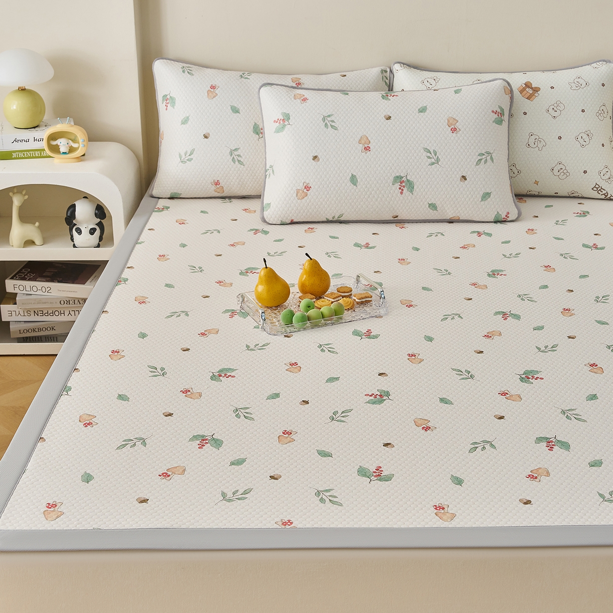 91家纺网 家纺一手货源 找家纺 奇丝雅 2026新款A类印花冰豆豆凉席三明治透气网冰丝凉席家用双人冰丝席床单可机洗大床图 大床款-蘑菇乐园