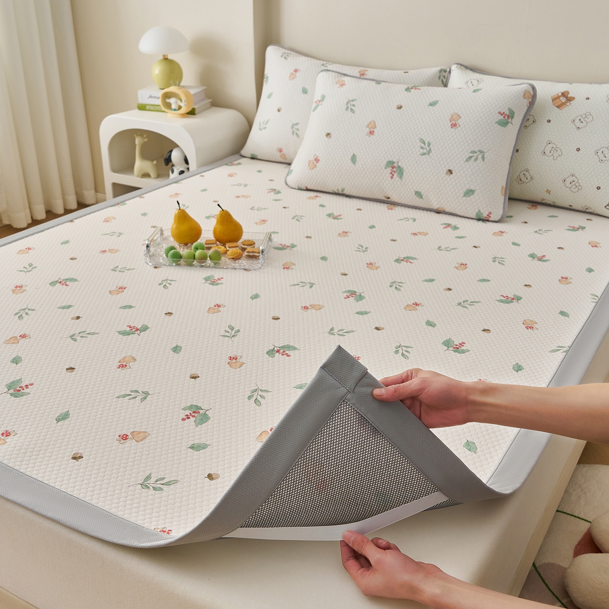 91家纺网 家纺一手货源 找家纺 奇丝雅 2026新款A类印花冰豆豆凉席三明治透气网冰丝凉席家用双人冰丝席床单可机洗大床图 大床款-蘑菇乐园