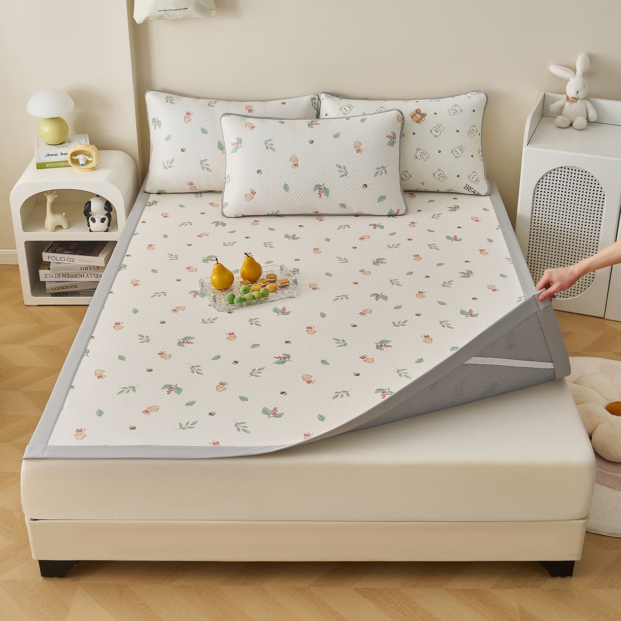 91家纺网 家纺一手货源 找家纺 奇丝雅 2026新款A类印花冰豆豆凉席三明治透气网冰丝凉席家用双人冰丝席床单可机洗大床图 大床款-蘑菇乐园