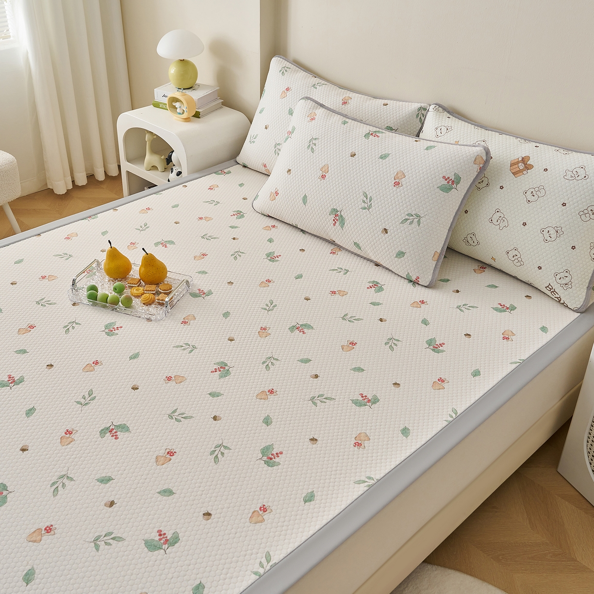 91家纺网 家纺一手货源 找家纺 奇丝雅 2026新款A类印花冰豆豆凉席三明治透气网冰丝凉席家用双人冰丝席床单可机洗大床图 大床款-蘑菇乐园