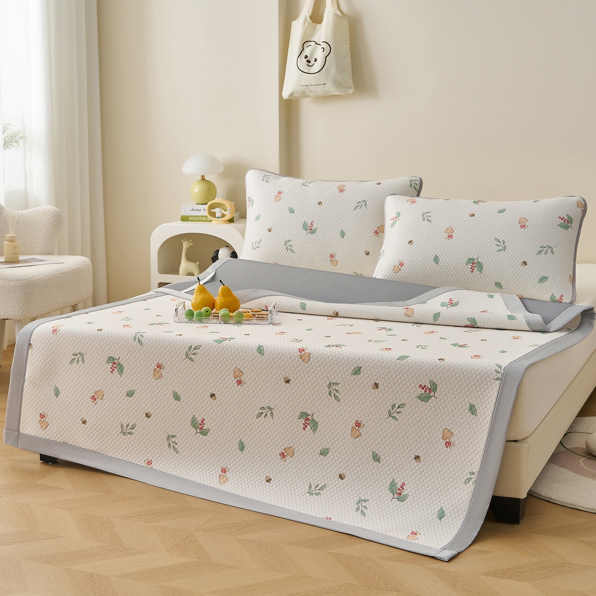 91家纺网 家纺一手货源 找家纺 奇丝雅 2026新款A类印花冰豆豆凉席三明治透气网冰丝凉席家用双人冰丝席床单可机洗大床图 大床款-蘑菇乐园