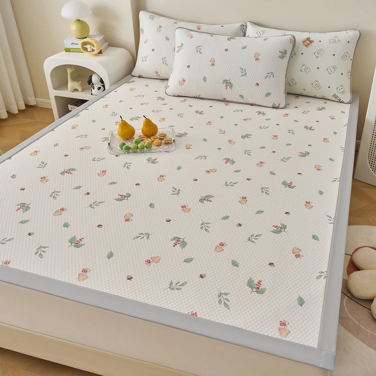 91家纺网 家纺一手货源 找家纺 奇丝雅 2026新款A类印花冰豆豆凉席三明治透气网冰丝凉席家用双人冰丝席床单可机洗大床图 大床款-蘑菇乐园