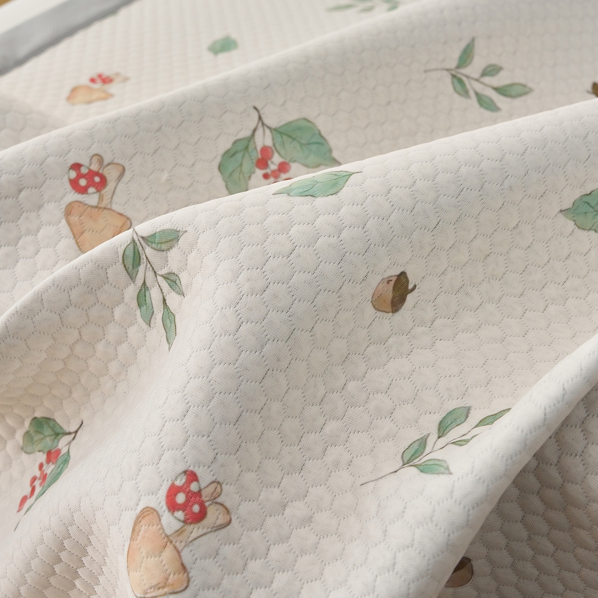 91家纺网 家纺一手货源 找家纺 奇丝雅 2026新款A类印花冰豆豆凉席三明治透气网冰丝凉席家用双人冰丝席床单可机洗大床图 大床款-蘑菇乐园