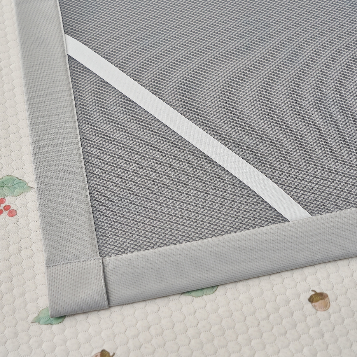 91家纺网 家纺一手货源 找家纺 奇丝雅 2026新款A类印花冰豆豆凉席三明治透气网冰丝凉席家用双人冰丝席床单可机洗大床图 大床款-蘑菇乐园