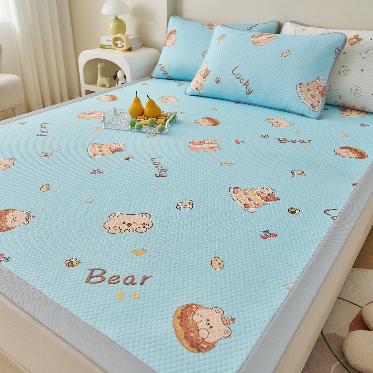 91家纺网 家纺一手货源 找家纺 奇丝雅 2026新款A类印花冰豆豆凉席三明治透气网冰丝凉席家用双人冰丝席床单可机洗大床图 大床款-甜甜圈