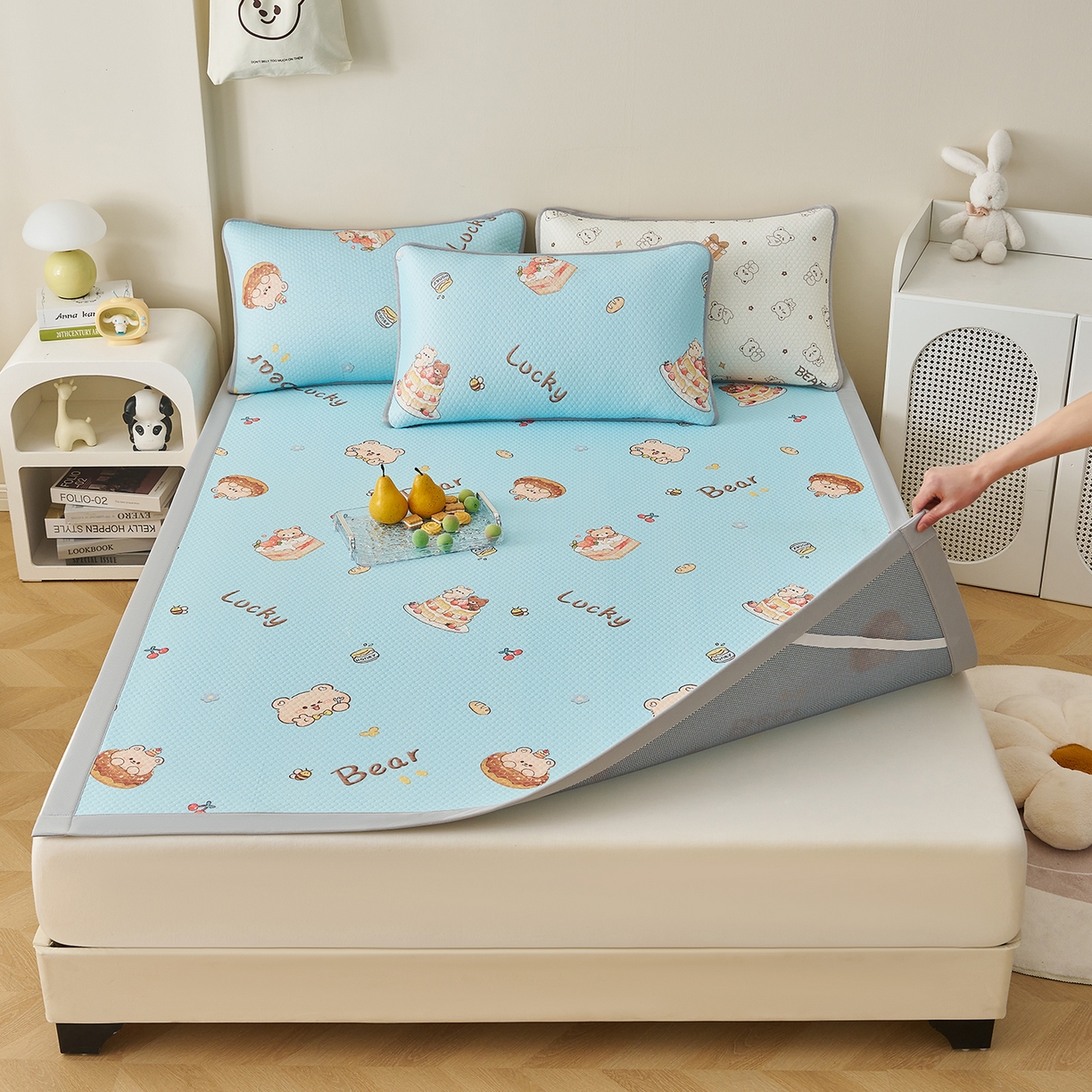 91家纺网 家纺一手货源 找家纺 奇丝雅 2026新款A类印花冰豆豆凉席三明治透气网冰丝凉席家用双人冰丝席床单可机洗大床图 大床款-甜甜圈